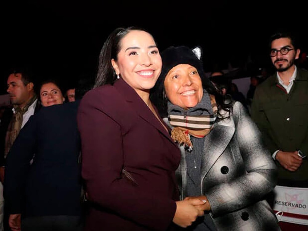 Arleth Grimaldo con una vecina de Tlalnepantla